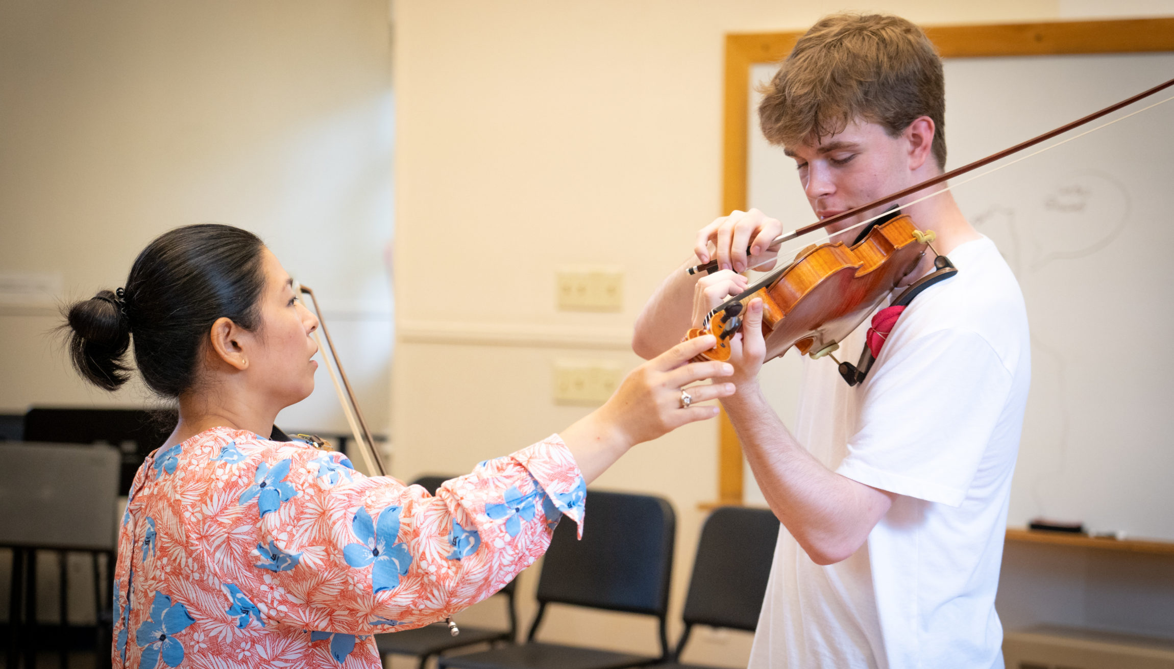 Ayano Ninomiya teaching in a studio class